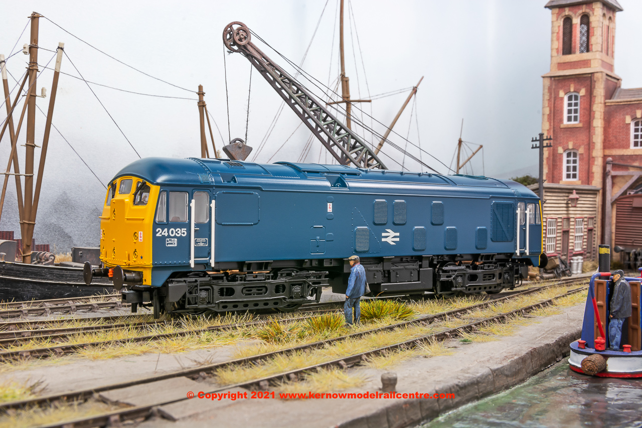 32-416SF Bachmann Class 24/0 Diesel Locomotive number 24 035 Disc Headcode in BR Blue livery